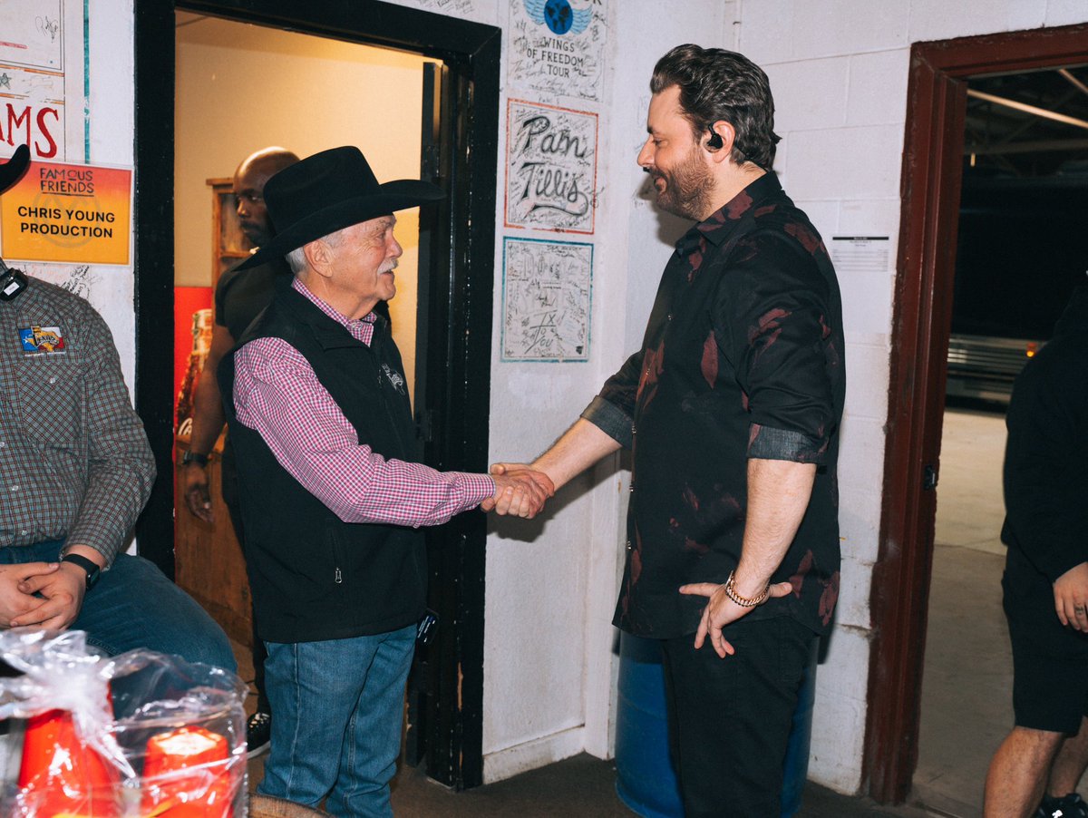 ChrisYoungMusic's tweet photo. When in Texas… @BillyBobsTexas round two tonight 🤘 https://t.co/GpqgsKv33t
