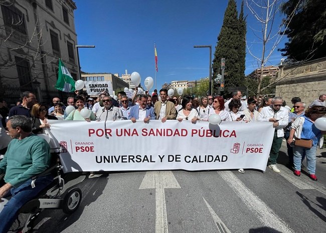 makaralu's tweet photo. .Las calles de #Granada echan fuego, gracias @PacoCuenca @Elisa_Cabrerizo por esas #talasmasivas que nos hacen vivir una ciudad de #hormigón y #contaminación que nos traerá más enfermedades, me imagino q para eso habéis salido a defender la #SanidadPública, 2 telediarios 🤬🤬 https://t.co/ehdLfb04Pg