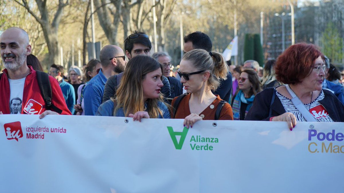 Carolalon1's tweet photo. La educación pública en Madrid está en peligro, por eso hemos estado con la comunidad educativa en #ManiEducación25M

Basta ya de regalar suelo público a entidades privadas, como acaban de hacer en el Ensanche de Vallecas o Valdebebas, los vecinos reclamaban un instituto público https://t.co/9WARG5w6SK
