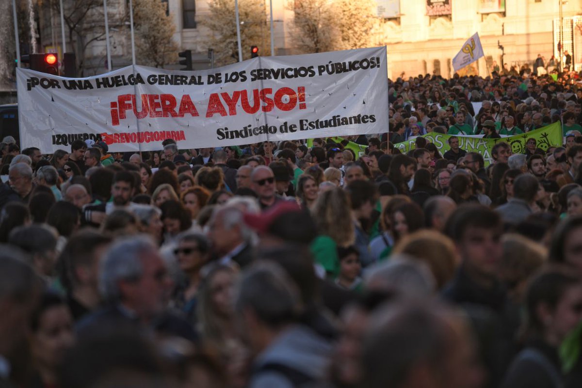 Carolalon1's tweet photo. La educación pública en Madrid está en peligro, por eso hemos estado con la comunidad educativa en #ManiEducación25M

Basta ya de regalar suelo público a entidades privadas, como acaban de hacer en el Ensanche de Vallecas o Valdebebas, los vecinos reclamaban un instituto público https://t.co/9WARG5w6SK