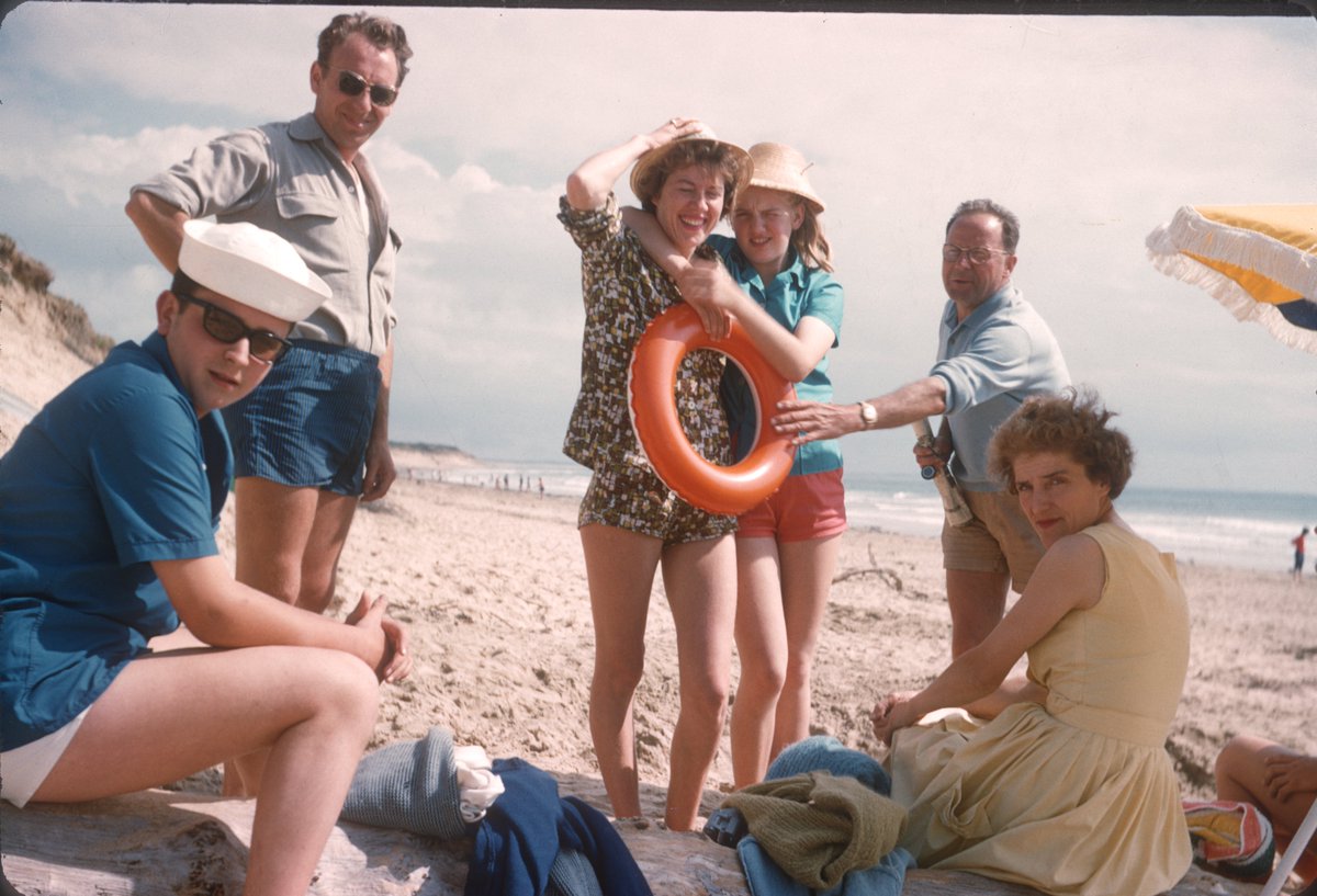 hectorhoulet's tweet photo. J'ai enfin pu scanner des diapos des années 60 que j'avais acheté en vide-greniers à un brocanteur (toute une boîte avec les vacances d'une famille de 1959 à 1967).

Ben franchement ya des sacrés bangers, cette année je vais tout dévaliser jusqu'à trouver le prochain Vivian Maier https://t.co/L7eppooBz2