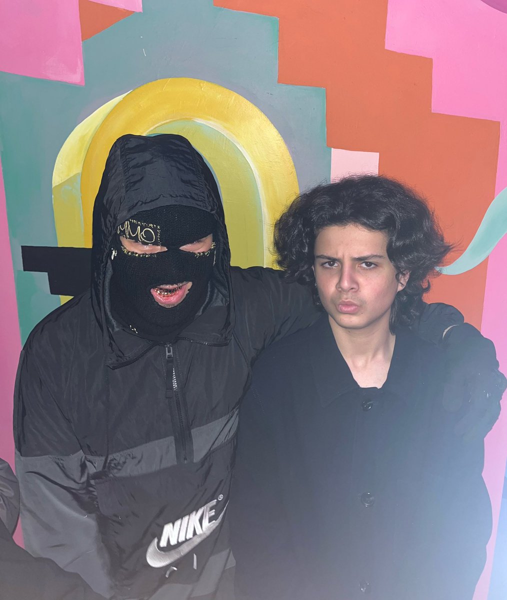 Howd this kid get backstage????