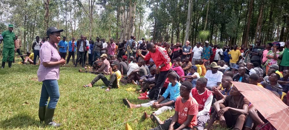 NtaramaBugesera's tweet photo. Yatanze ubutumwa ku:
#Kwitegura kwibuka genocide yakorewe abatutsi 1994 ku nshuro ya 29
#Gukusanya ibikoresho by'Ikoranabuhanga bishaje bikajyanwa ahabugenewe
#kwirinda icyorezo cya Marburg
#Isuku n'Isukura
#Ingamba zo kuvana abaturage mu bukene.
@BugeseraDistr @RwandaLocalGov https://t.co/DtMeSCfc0A