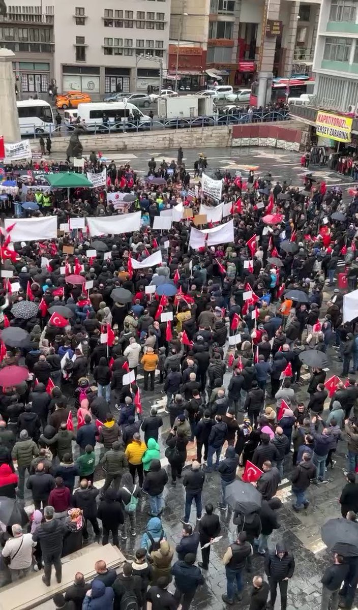 “Avukata ve diğerlerine diyorsunuz ki,sen stajı borçlanıp emekli olabilirsin ama sanayide çalışana senin ki hizmet akdi değil işçi değilsin!
Diğerleri işçi mi!

Burada bir eşitliksiz var!
#StajyerKararlı
#StajyerKararlı