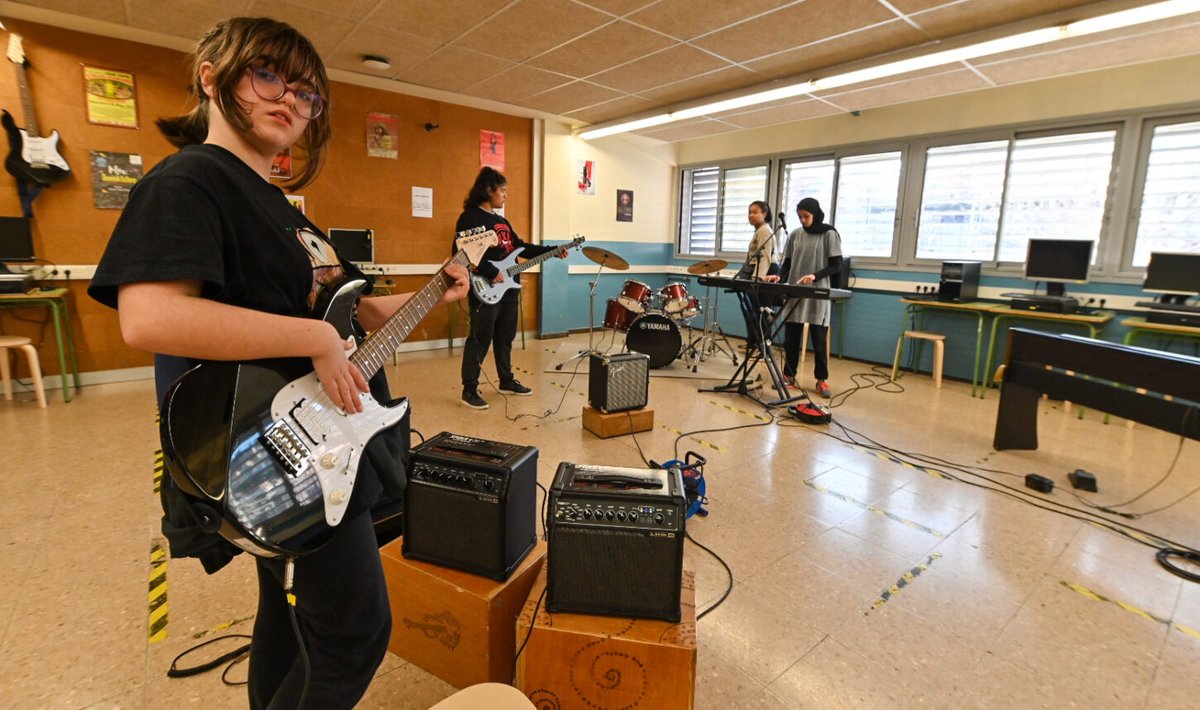 Participem en el programa "En directe"  que vol portar la pràctica musical dins i fora de l’horari lectiu a quinze instituts de Barcelona. bit.ly/42y4Ed0