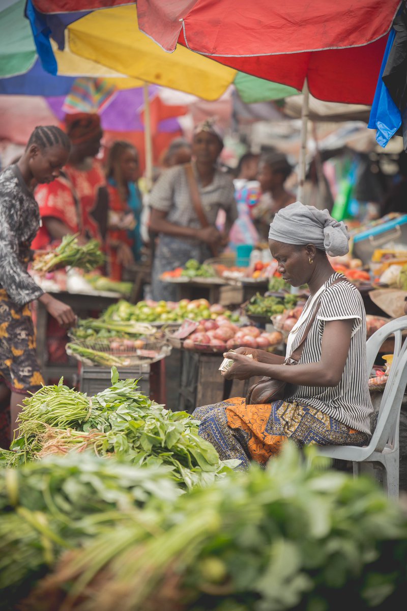 Daniel03Dan's tweet image. Ce Samedi 25 Mars à 12h,
nous avons rendu visite aux mamans maraîchères du marché de Lemba Terminus pour encourager et échanger sur les efforts de mère et responsable de familles pour bcp d'entre Elles en ce mois où l'on encourage les droits des femmes.
#LembaNaMotema❤️