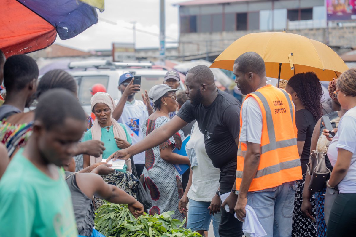 Daniel03Dan's tweet image. Ce Samedi 25 Mars à 12h,
nous avons rendu visite aux mamans maraîchères du marché de Lemba Terminus pour encourager et échanger sur les efforts de mère et responsable de familles pour bcp d'entre Elles en ce mois où l'on encourage les droits des femmes.
#LembaNaMotema❤️