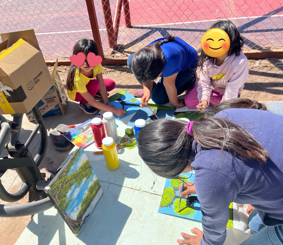 perlavaldezp's tweet photo. La #ParticipaciónCiudadana es muy importante para generar cambios en las comunidades.
Leandro Amarillas es un artista local de #Potam que ofreció su tiempo y conocimientos para enseñar #Arte a los niños y niñas de la Comunidad #Yaqui
#JornadaPermanentePorLaPaz https://t.co/tkl1G6wiK2