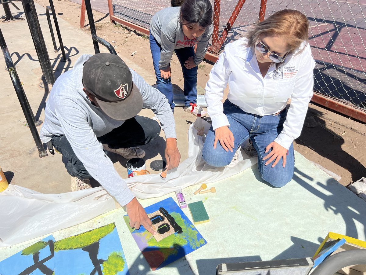 perlavaldezp's tweet photo. La #ParticipaciónCiudadana es muy importante para generar cambios en las comunidades.
Leandro Amarillas es un artista local de #Potam que ofreció su tiempo y conocimientos para enseñar #Arte a los niños y niñas de la Comunidad #Yaqui
#JornadaPermanentePorLaPaz https://t.co/tkl1G6wiK2