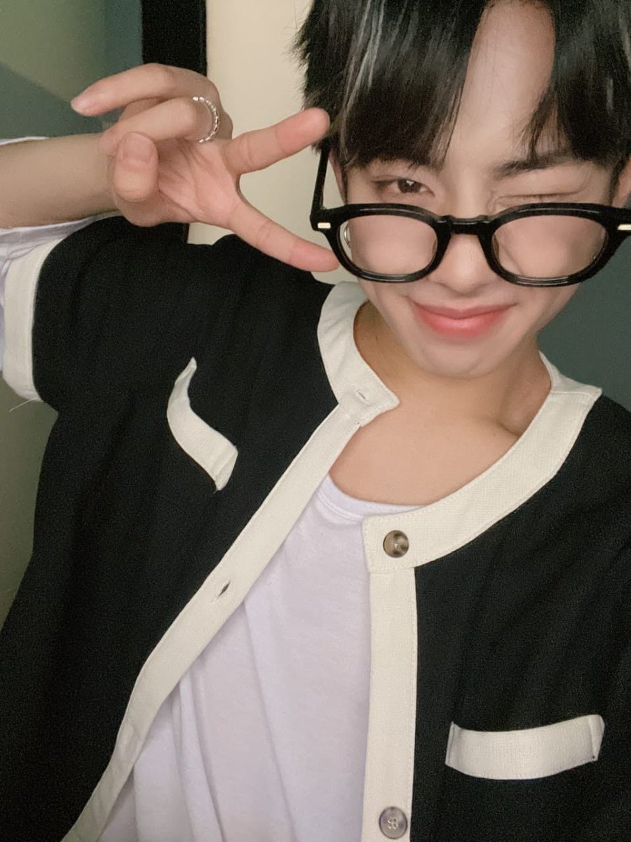 upx10tion's tweet photo. @westaewoog #keitadebut omggg who started this 😳😳 https://t.co/uyVJkuI92A