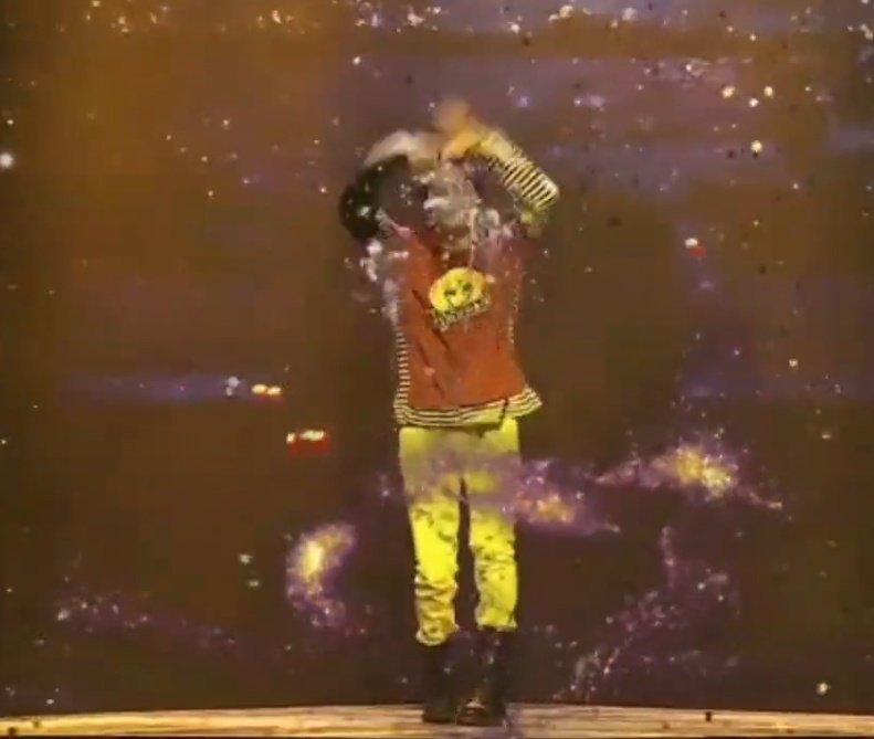 pengdungie's tweet photo. fun fact! there was no stage special effects used during hueningkai solo at all. he can just do All That https://t.co/ETPM4WVkF0