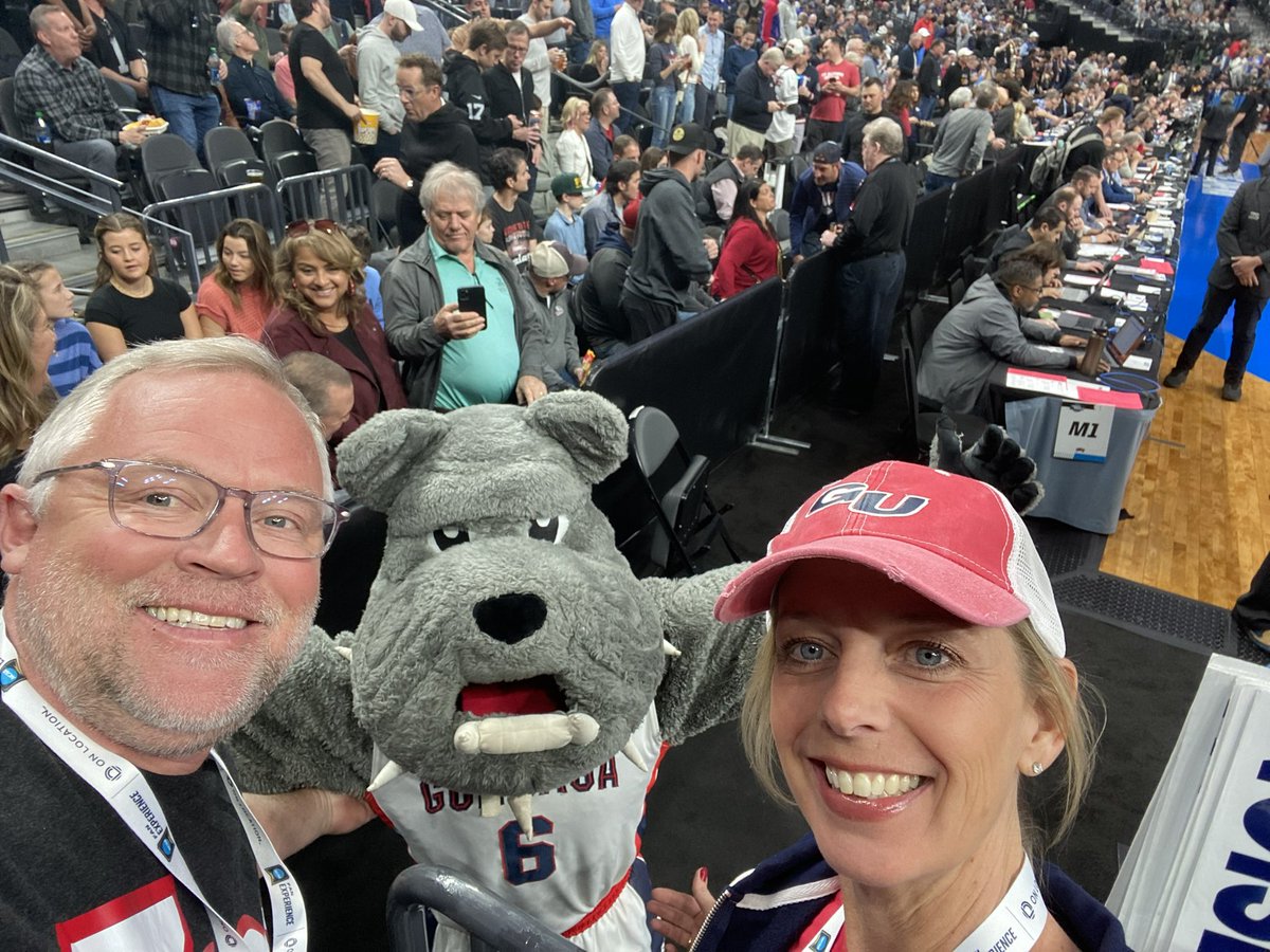 gulickfive's tweet photo. #mmselfie Go Zags! https://t.co/riEKq8NNxl