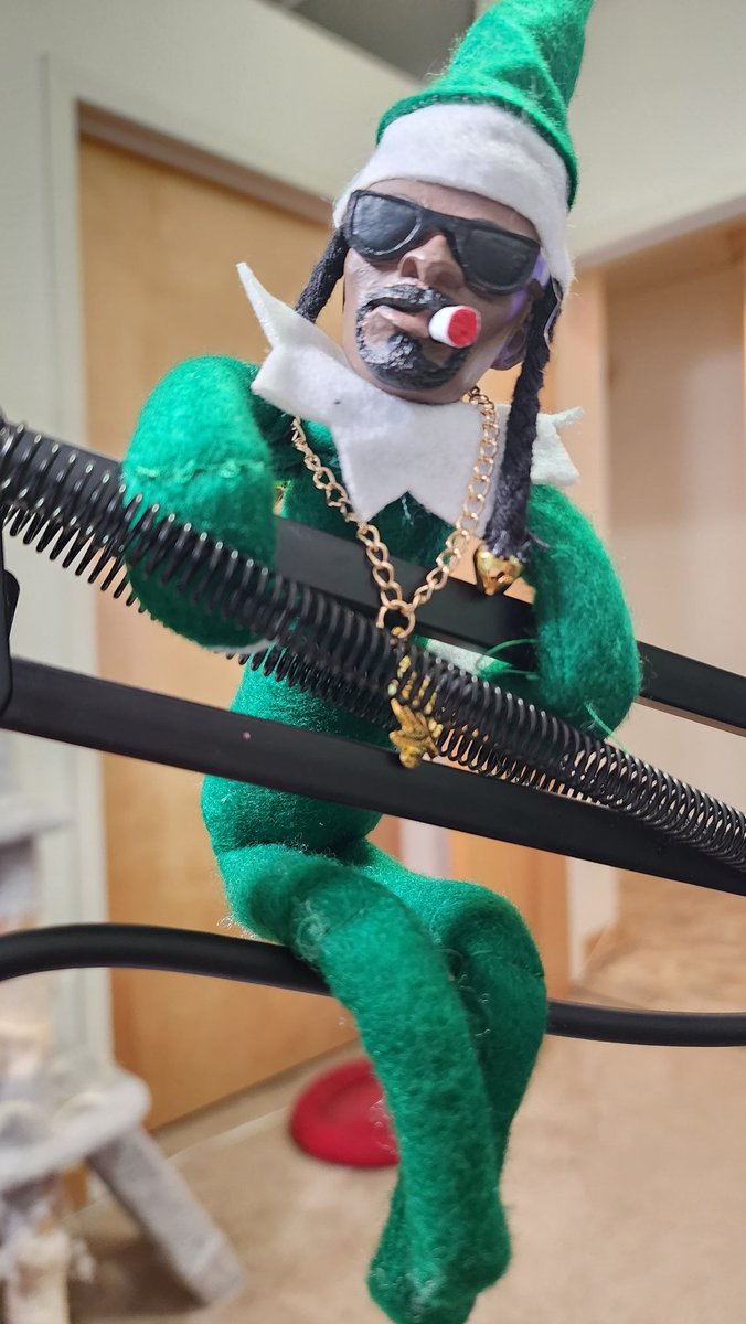 Kingdkc's tweet image. Should I start a new thing where I take snoop with me everywhere and pose him randomly places in KC and do  #SnoopOnAStoop ?