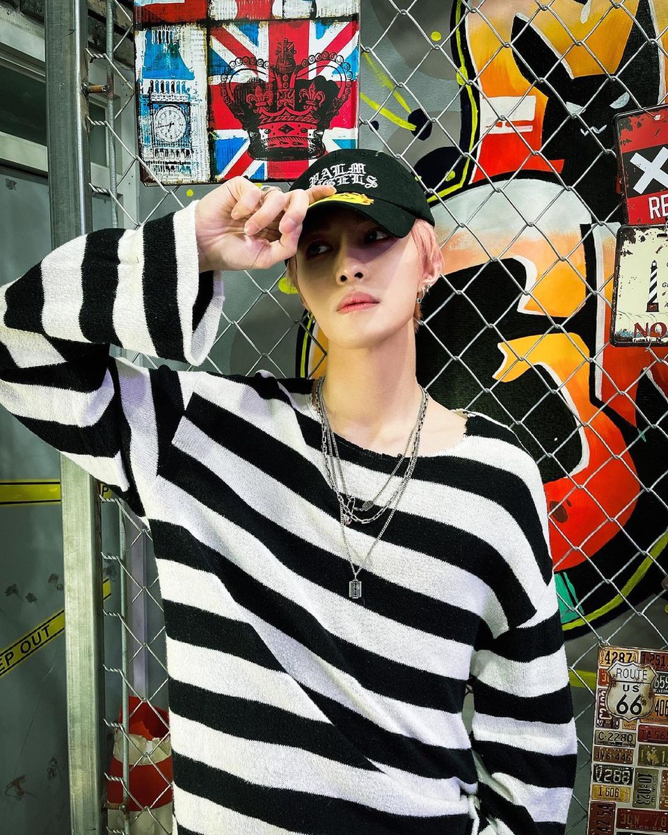 henroina's tweet photo. Si vienen los WayV, ¿Quién de ellos se tomaría fotos aesthetic con las paredes graffiteadas y por qué sería Yangyang? Pruebas hay, no lo nieguen

#WayV_PHANTOM_in_Mexico https://t.co/KIkcNrplD5