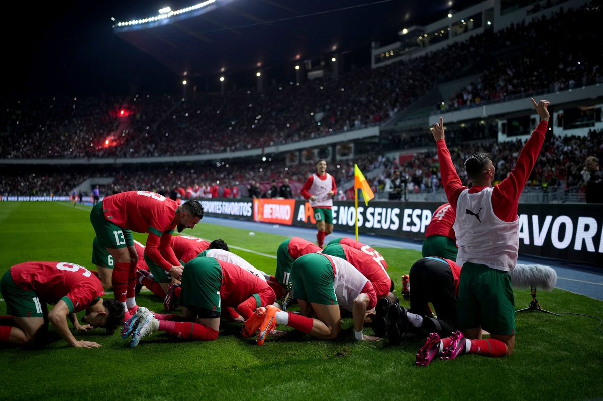 lnstantFoot's tweet photo. Walid Regragui : "On a battu le Brésil, en plein Ramadan, après le Tarawih (prière quotidienne du Ramadan). C'est fou !" 😂🇲🇦 https://t.co/Mbq23hNzS1