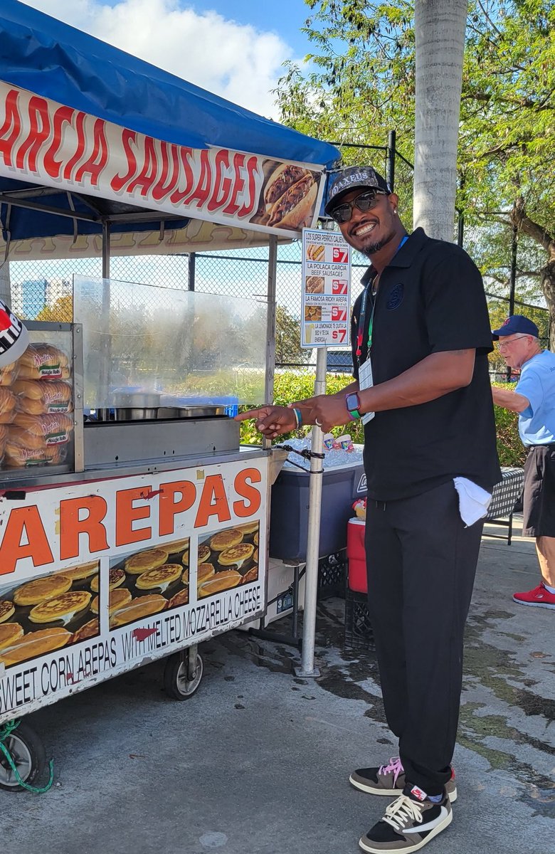 salasjg's tweet photo. "Me encantan, es mi comida favorita de Venezuela. Y así apoyo el trabajo de los locales. Las hacen con amor". Jones no solo se llevó su arepa, sino que le ofreció a unos japoneses que le pedían una foto. Luego ingresó al estadio donde lo esperaba CC Sabathia. https://t.co/EB8RLmVTih