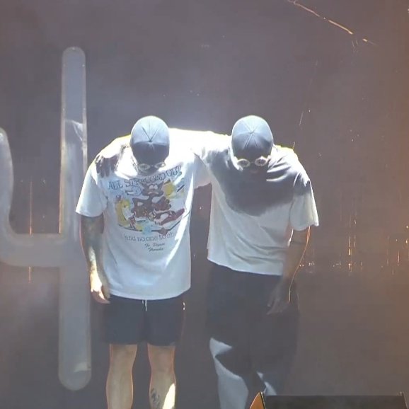acervopilots's tweet photo. AI ESTÃO NOSSOS MENINOS! twenty one pilots no lollapalooza brasil. 🇧🇷❤️ 

#TwentyOnePilotsNoMultishow       #Lollapalooza https://t.co/rGi7B2JynG