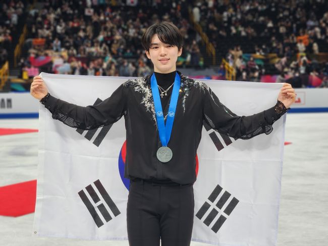 junhwan_br's tweet photo. VEIO MEDALHA! Junhwan recebeu medalha de prata no mundial, parabéns para nosso Jun!

#ChaJunhwan #JUNHWAN #차준환 https://t.co/XvxqXDyOpb