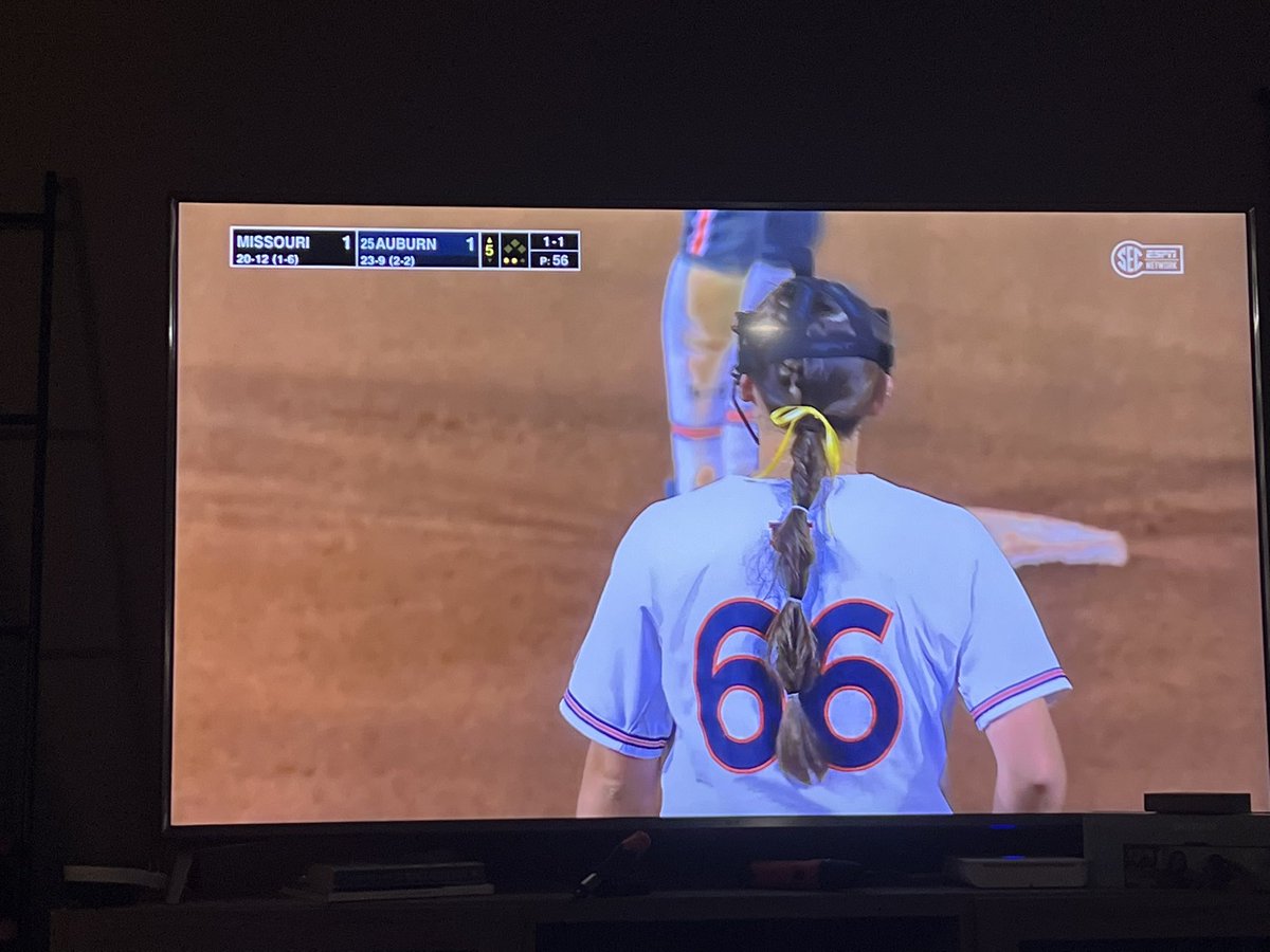smashley_4's tweet photo. Makes my heart smile seeing @AnnabelleWidra and her teammates repping the yellow ribbon for her former @umichsoftball teammate @krod1010 🎗️🫶 #KayleeStrong https://t.co/7TYUDmCpde