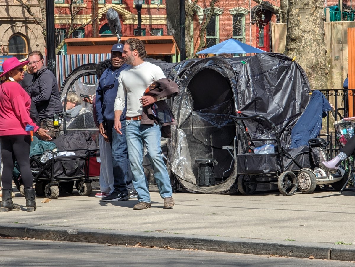 AndyLincolnNews's tweet photo. NEW | Andy as Rick on set filming the #TWD: Rick & Michonne series in Jersey City, New Jersey on March 22, 2023.
#AndrewLincoln
#RickGrimes
📸 HiThereItsBecca https://t.co/vVQ0eQcxtB