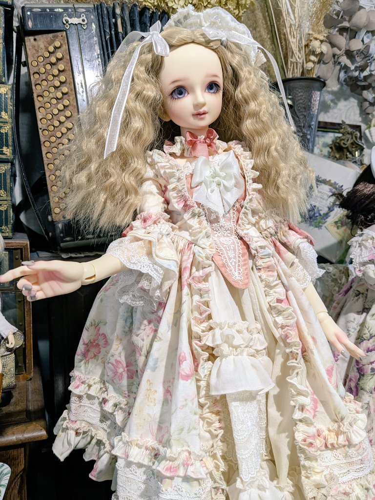 28Natural's tweet image. おはようございます🌸
雨ですが心機一転との気持ちで注文させて頂きましたancienne様のローブ・ア・ラ・フランセーズのドレスが届きました🥰
オフホワイトでも生成りかがった感じが優しい色合いで華やかさもあり上品です✨ありがとう御座います。
アクセサリーモデルも張り切ってくれそう☺️
#ancienne