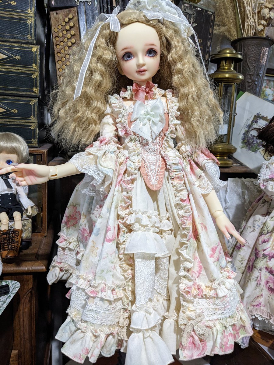 28Natural's tweet image. おはようございます🌸
雨ですが心機一転との気持ちで注文させて頂きましたancienne様のローブ・ア・ラ・フランセーズのドレスが届きました🥰
オフホワイトでも生成りかがった感じが優しい色合いで華やかさもあり上品です✨ありがとう御座います。
アクセサリーモデルも張り切ってくれそう☺️
#ancienne