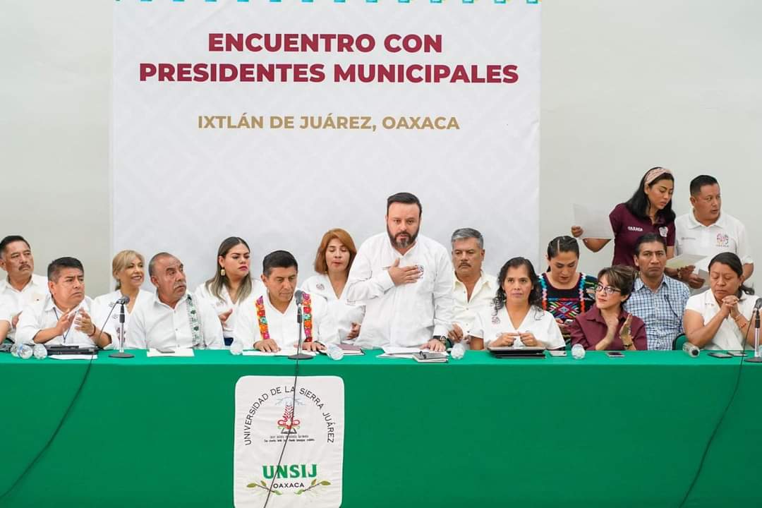 Somos un gobierno de territorio y no de escritorio, el día de hoy acompañamos a nuestro Gdor. <a href="/salomonj/">Salomón Jara Cruz</a> al encuentro con presidentas y presidentes municipales de los distritos de Ixtlán de Juárez y Tlacolula de Matamoros, dónde pudimos escuchar sus planteamientos y necesidades