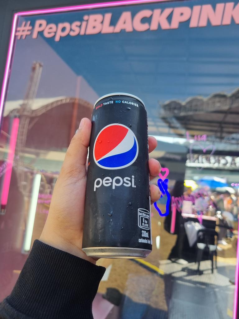 GabEstimada17's tweet photo. #PepsiBLACKPINK https://t.co/DNK8OgGKeM