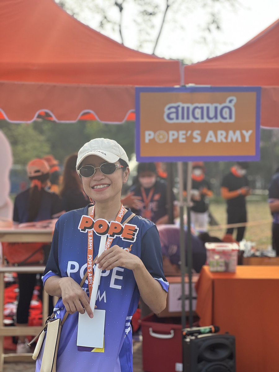 MOMPPLLL3's tweet photo. รับสมัครส้มส้มพิธีกรภาคสนามตรงจุดลงทะเบียน  สแตนด์ #popearmy ค่ะ 55555
#popezaap https://t.co/fc6f7ZS740