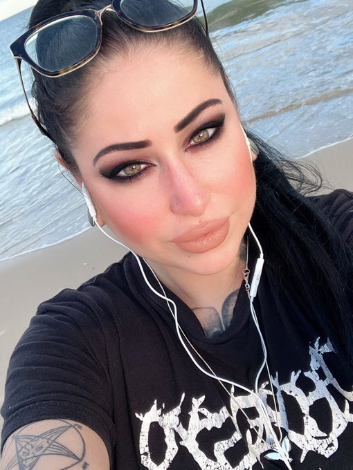 I&rsquo;ll be at goth night Ashland OR tonight we&rsquo;re going to show the munsters and Addams family tonight OG<a href="/tag/tittytuesday"class="tags"><span>#tittytuesday</span></a>
