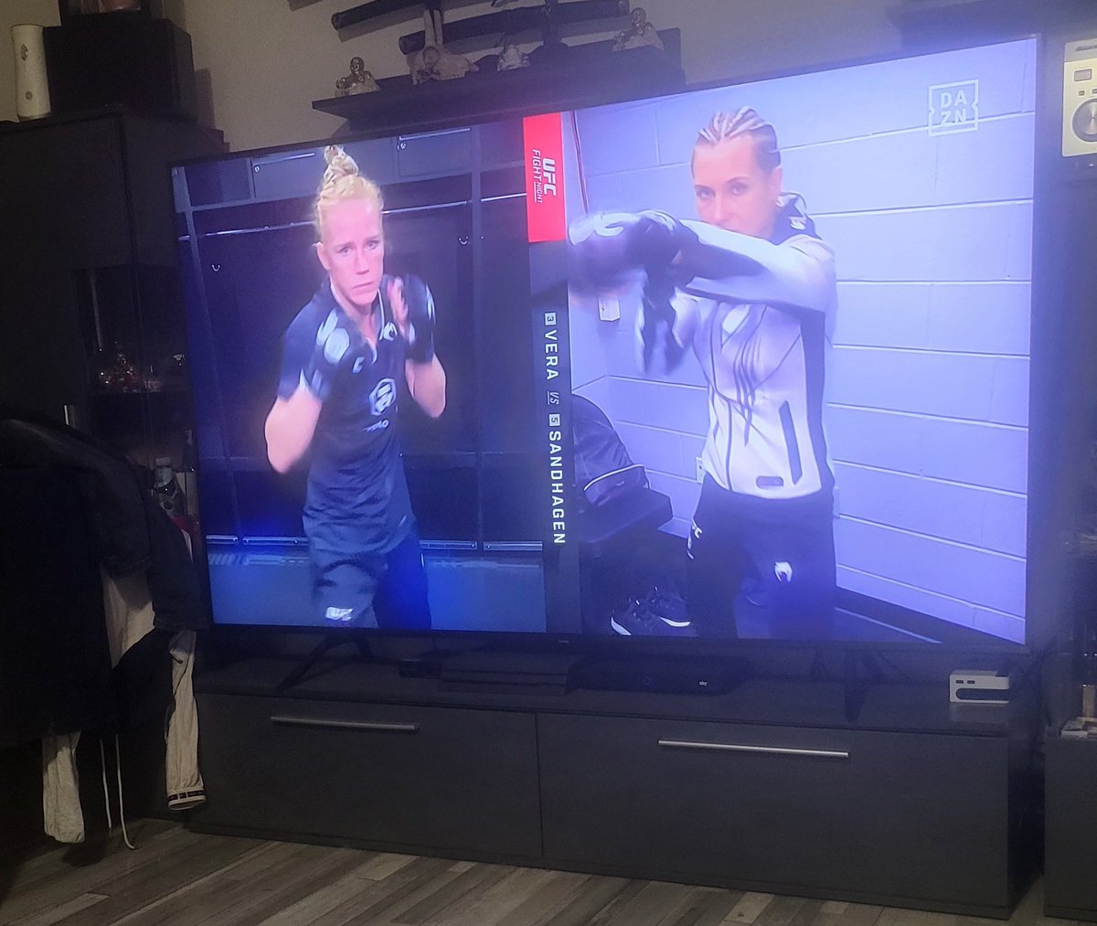 DeeBr90's tweet photo. Wer wird gewinnen...was denkt ihr..?
Holm or Santos?

Who will win...what do u think?
hon
Holm or Santos 

#UFCFightNight #DAZN #daznfightclub #UFC #holm #santos #fight #Fighter #Boxing #MMATwitter #MMA https://t.co/7j1OD8Q3w5