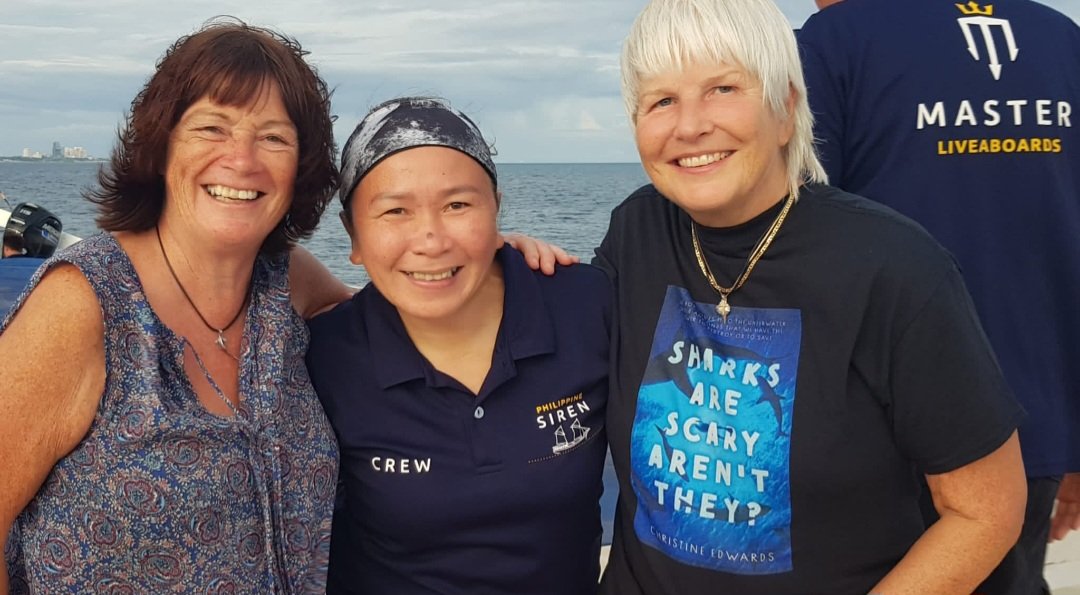 ChristineSharks's tweet photo. My book is on a T-shirt ❤️ @MasterLiveaboards #sharks #reading #books #ocean #bookguild #plasticpollution #stopsharkfinning #scuba  #scubadiving #sharkbook  #sirenfleet #biteback #grief  #hammerhead #sea #goodreads #climatechange  #underwaterworld https://t.co/IyT6R6AzwX