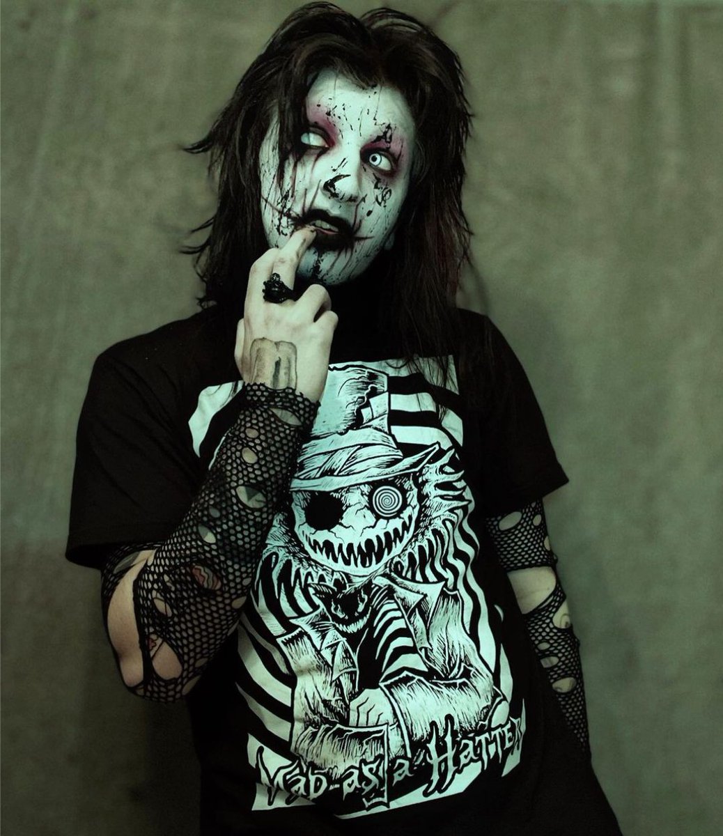 VampireFreaks's tweet photo. You're entirely Bonkers - but I will tell you a secret, all the best people are 🤪☠🖤
Obsessed with this pic of somekindofhell rocking our Mad As A Hatter Tee! Doesn't he look amazing in it?
#MadAsAHatter #VampireFreaks #GothFashion #MadHatter #GothGuy #AlternativeGuy https://t.co/l4WMW5A3l6