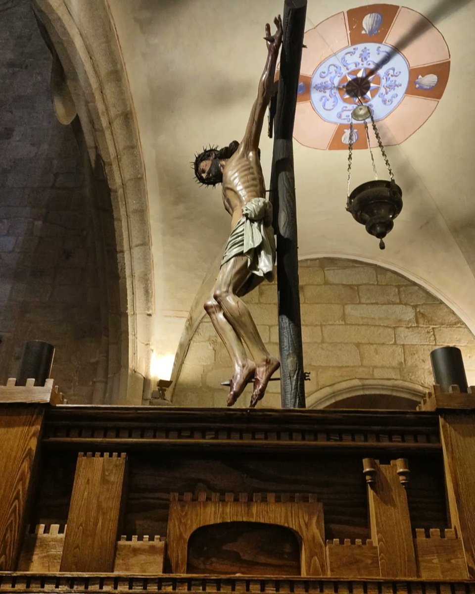 CristoBatallasC's tweet photo. Saludos hermanos 
Os presentamos las nuevas andas para nuestro Fervoroso Cristo del Refugio. Un trabajo impecable por parte de los hermanos Manuel Polo y Elvira Polo a los que damos nuestra más sincera enhorabuena por su trabajo y dedicación. https://t.co/AjB6R5sVNz