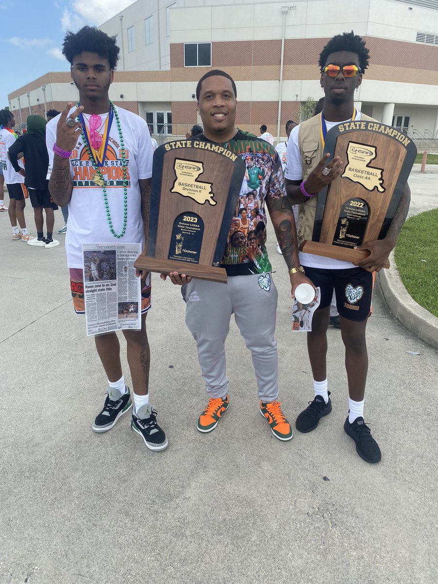 Toine_79's tweet photo. Lil bro @kenwyion and @Jaylonn7_ you know we went back 2 back 🧡💚 all the way in that 9 https://t.co/nPx3he9hcG
