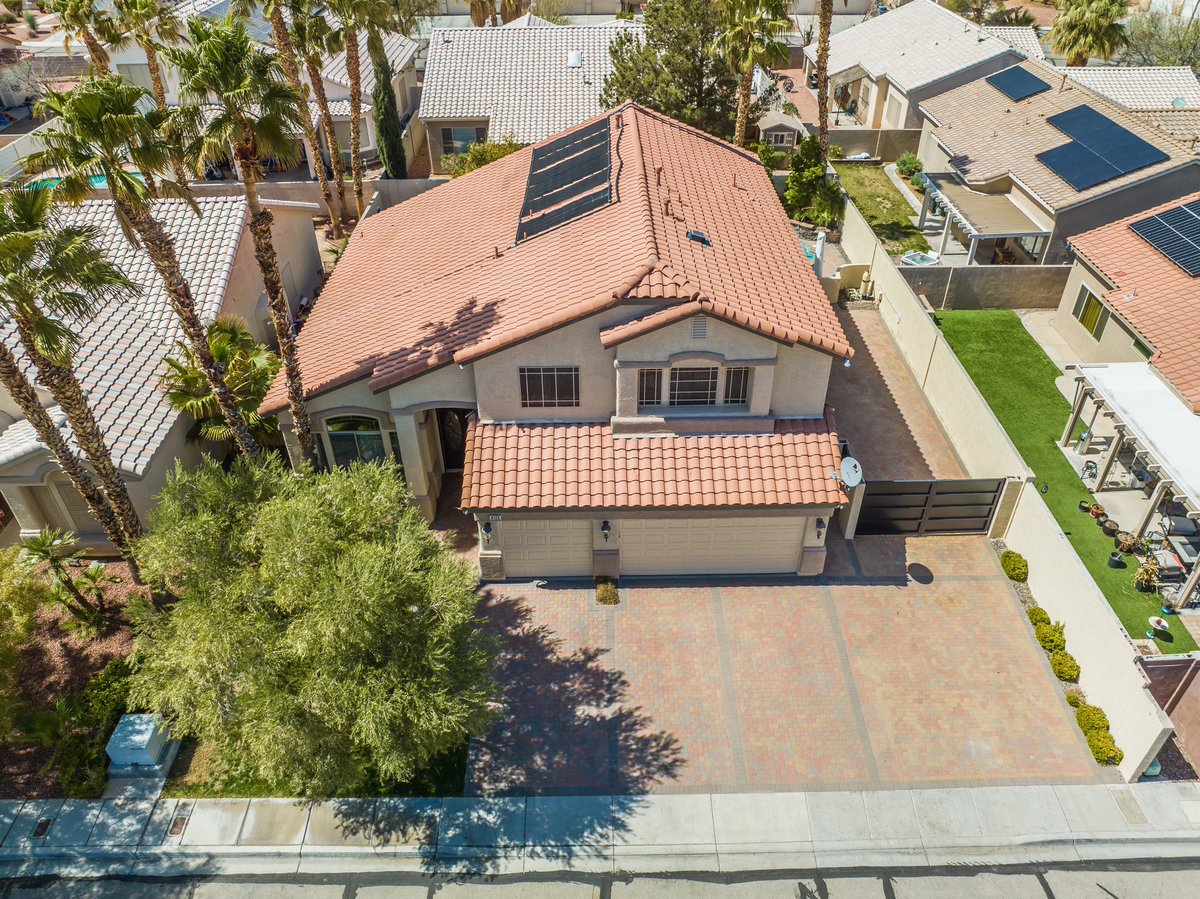 Daniel_Stewart8's tweet photo. New Listing | Silverado Ranch | $699,999 https://t.co/8q3AYl2LuR