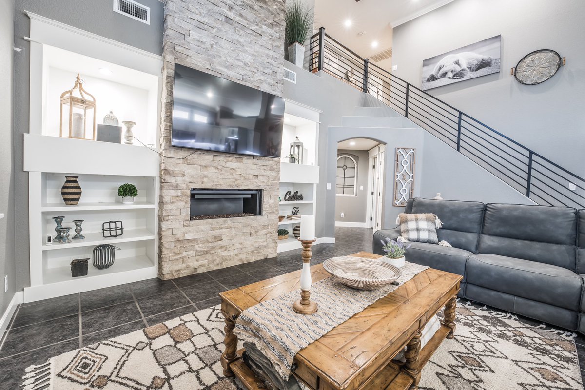 Daniel_Stewart8's tweet photo. New Listing | Silverado Ranch | $699,999 https://t.co/8q3AYl2LuR