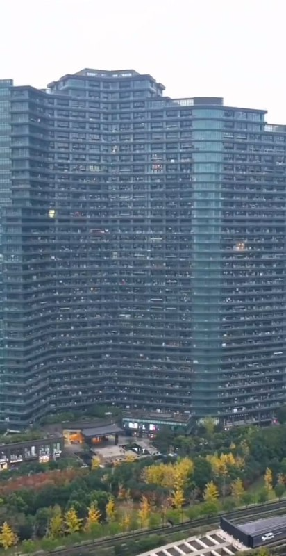 UltraDane's tweet image. Hangzhou China. 30,000 people live in this building.