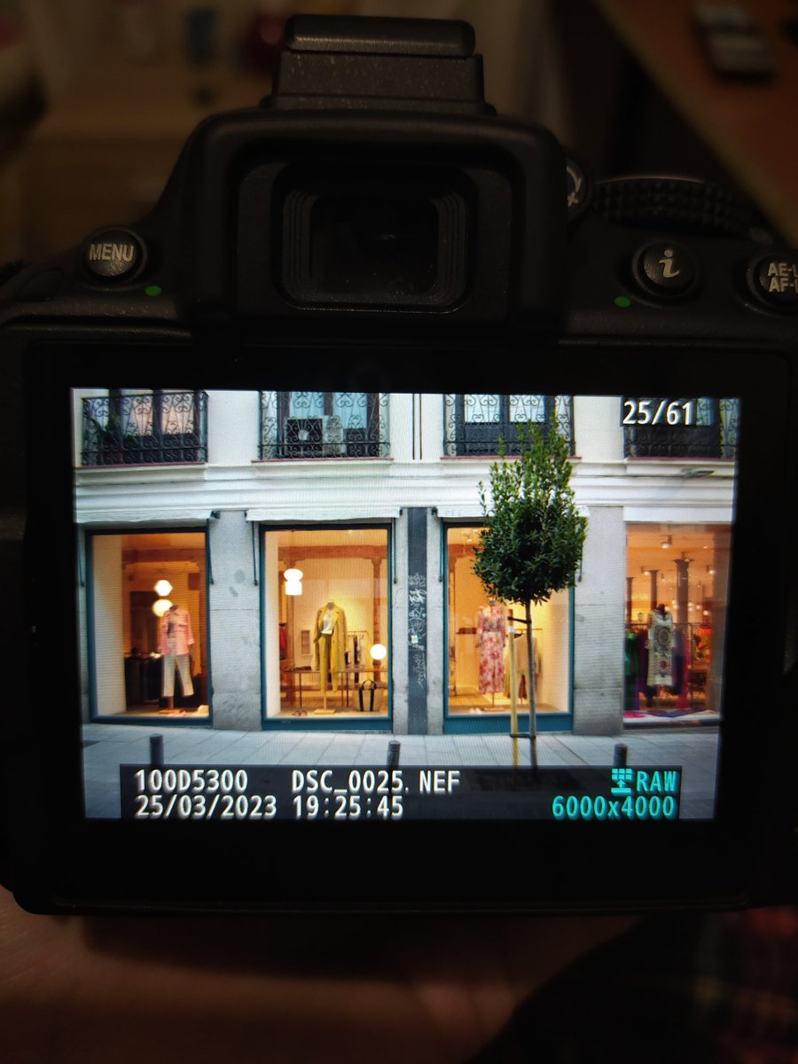 RominaMoralesTW's tweet image. ¡Qué diantres! 

Vengaaa, MÁS LO-FI VISUAL, que es sábado  😎

Vivan las aberraciones del móvil que dejan los blancos quemados

La serie de verdad... Muy pronto #UNYC