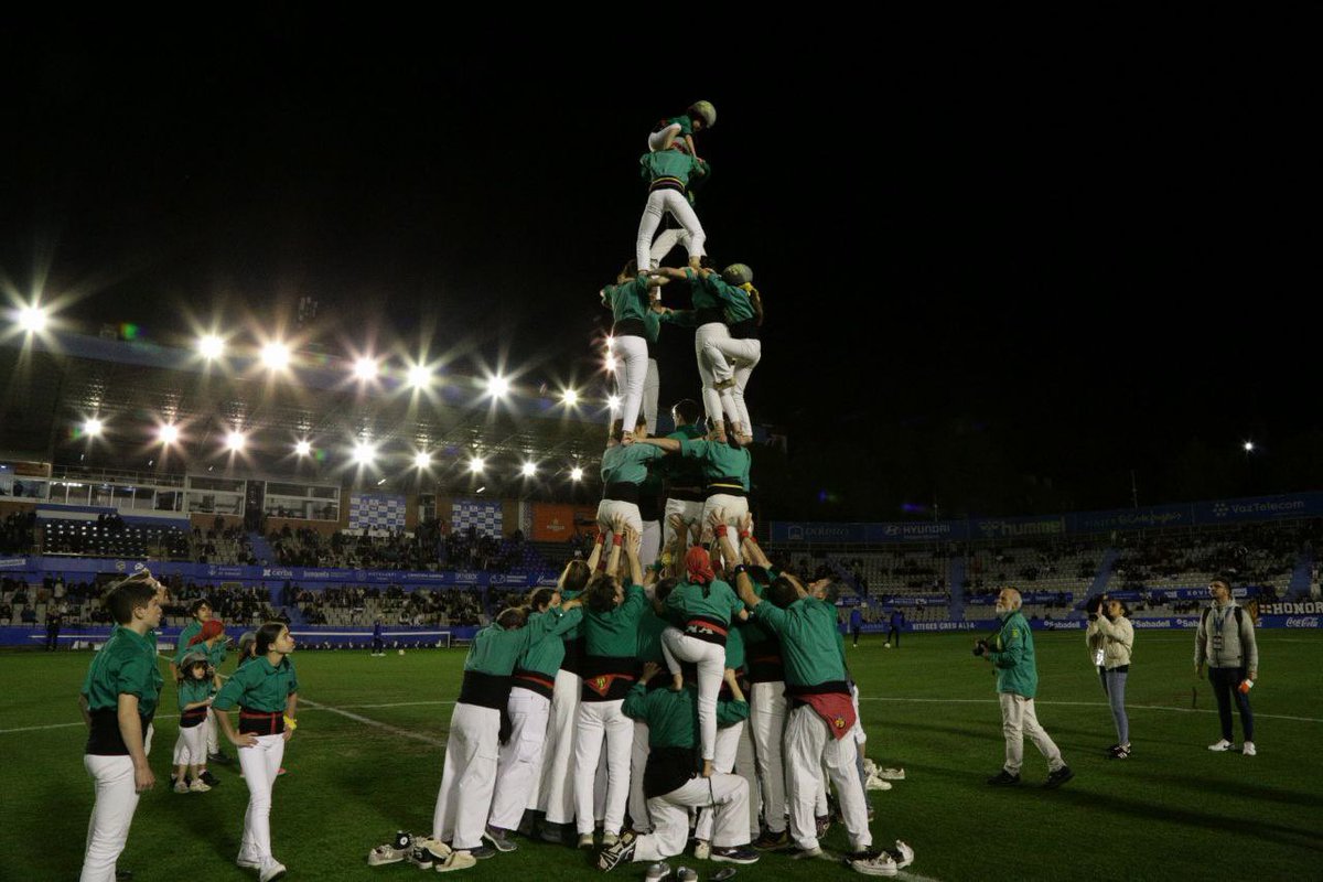 CESabadell's tweet photo. 🤩 Espectacular exhibició castellera al Temple per part dels @saballuts 👏🏻

🫶🏻 Gràcies pel caliu que ens heu donat durant el #SabadellBarçaAtlètic ⚽️

💚 #Sabadellenquisme 💛 https://t.co/tde8isQtFy
