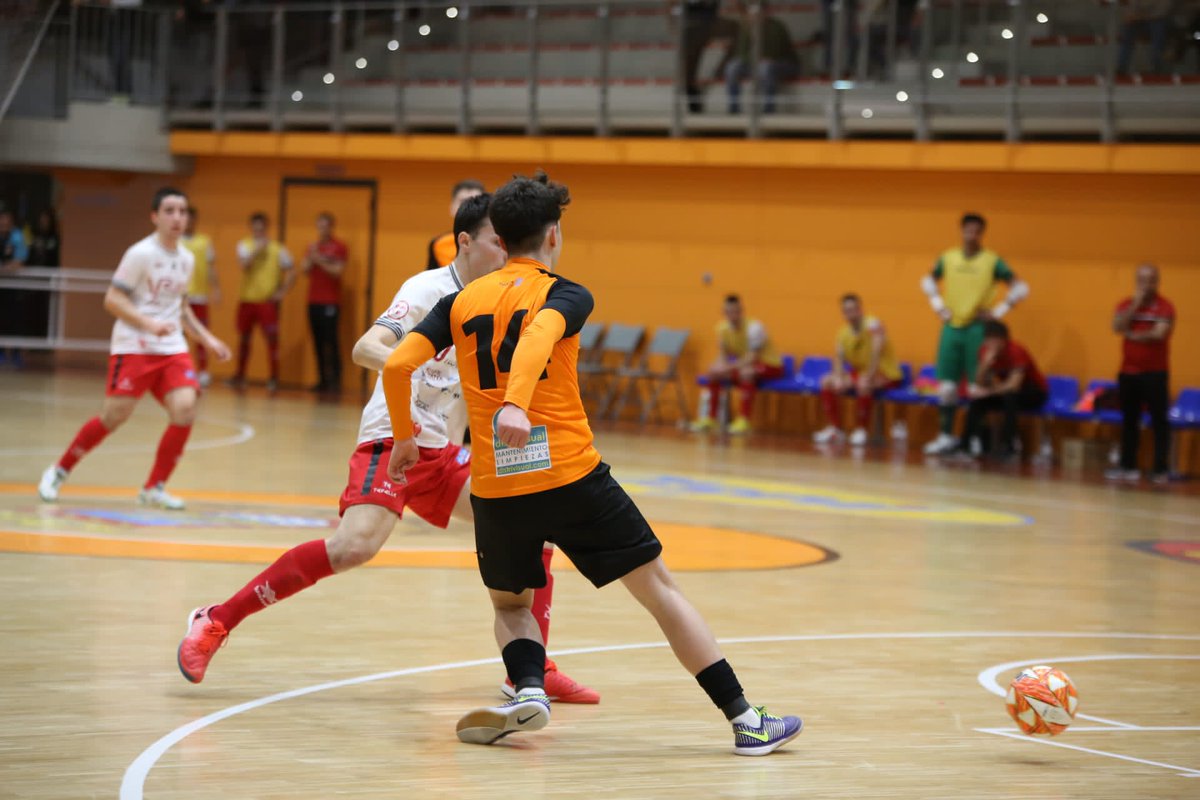 RiberaNavarraFS's tweet photo. 🔶 𝐌𝐚𝐭𝐞𝐨 𝐌𝐮𝐧̃𝐨𝐳 𝐑𝐍

Buena puesta en escena con poco premio para el filial, que ha empatado 2-2 ante @tafafutbolsala. 

⚽ Alduán y Camargo anotaron para los de Cone. Tafa recortó antes del descanso y finalmente logró la igualada.

📸 @photofutsal

#VamosMiRibera🧡🖤 https://t.co/H85qP5haEe