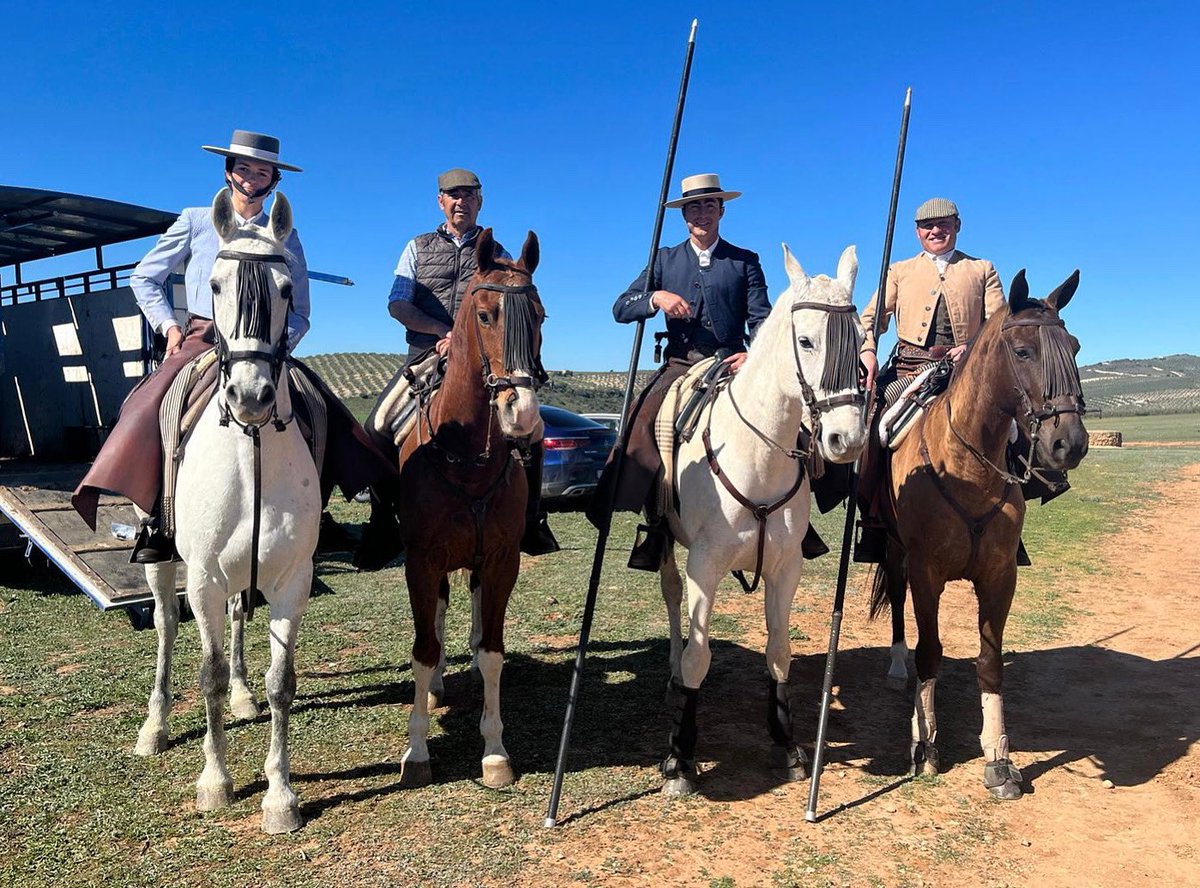 prensaElFandi's tweet photo. Día de acoso y derribo en casa de Julio de la Puerta #LaValdivia
#campo #ElFandi2023 #TeamFandi💪🏼 https://t.co/uuj5uS30Up