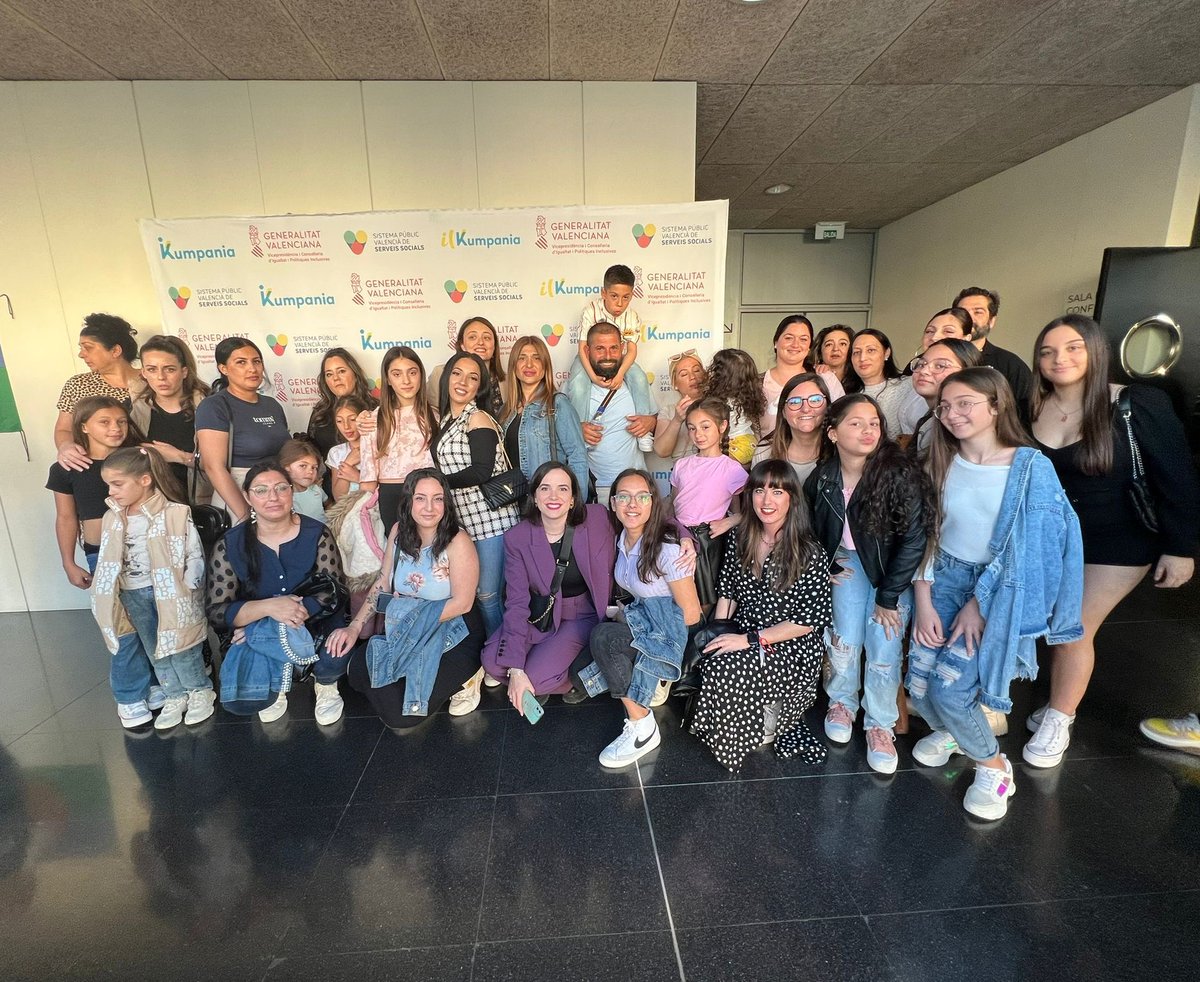 gitanos_org_elx's tweet photo. Esta tarde hemos disfrutado de las "Trobades Kumpania" de @GVAinclusio. Un encuentro entre todas y todos los que formamos parte de este  proyecto en las ciudades de Elche y Elda con la Asociación Gitana Ilicitana de Carrús y Arakerando. 
@AitanaMas @josefdelamo @MarianoValeraP https://t.co/EqktaOyJTU