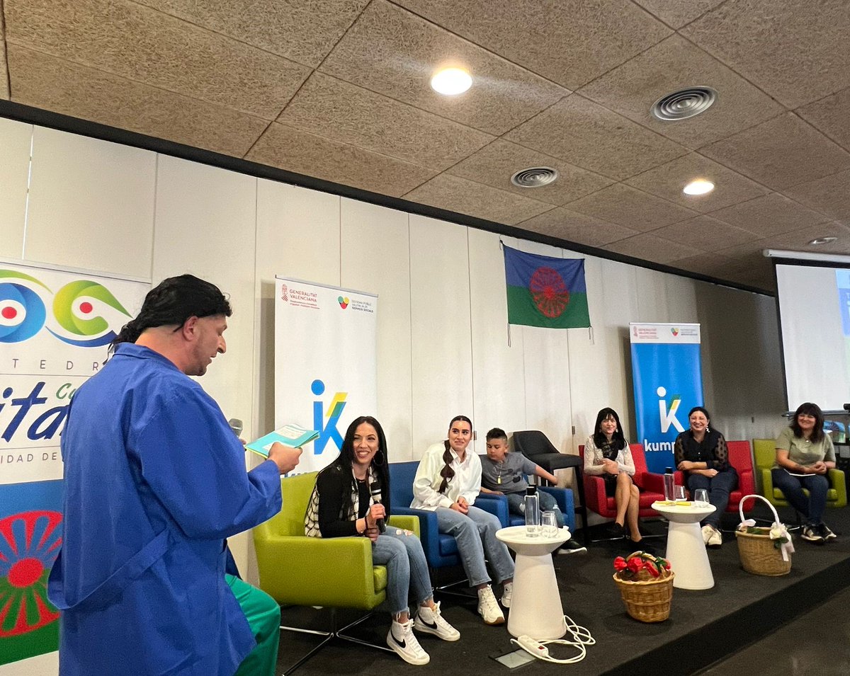 gitanos_org_elx's tweet photo. Esta tarde hemos disfrutado de las "Trobades Kumpania" de @GVAinclusio. Un encuentro entre todas y todos los que formamos parte de este  proyecto en las ciudades de Elche y Elda con la Asociación Gitana Ilicitana de Carrús y Arakerando. 
@AitanaMas @josefdelamo @MarianoValeraP https://t.co/EqktaOyJTU