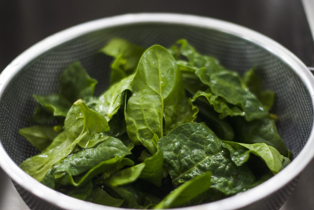 VictorythruLove's tweet photo. Replace iceberg lettuce with raw #spinach. Rich with vitamin K, it's guaranteed to spice up your salad AND health! https://t.co/JXUj3yIquc
