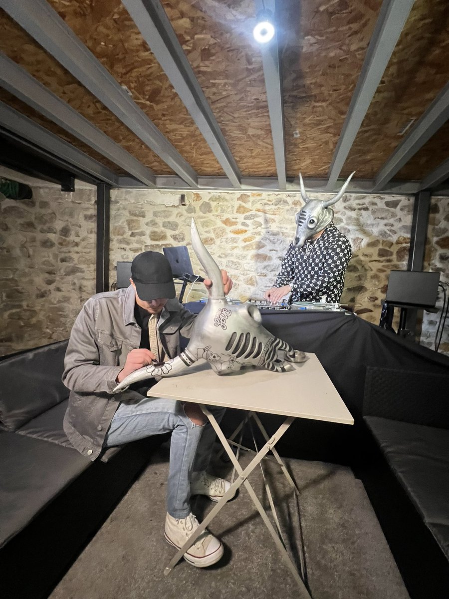 <a href="/bufalomusic/">Bufalo / bufalomusic.eth</a> w/ Zac Covering Mask 🦬🧨