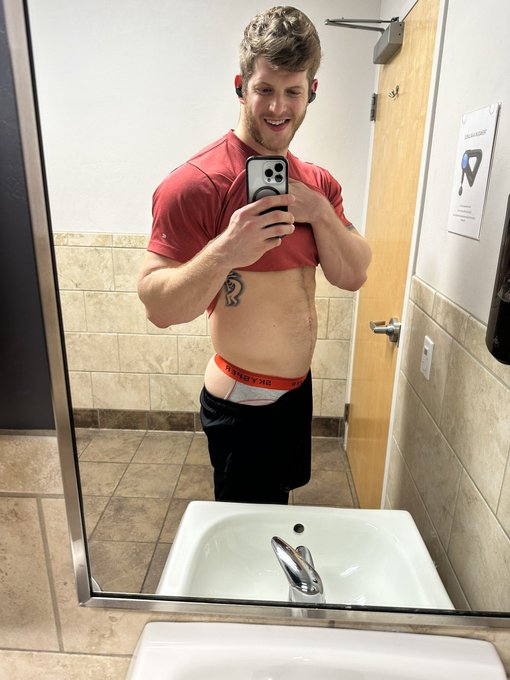 I bet you wish I was sending this sweaty jock to you after 5 days of gym sessions ? https://t.co/L9w