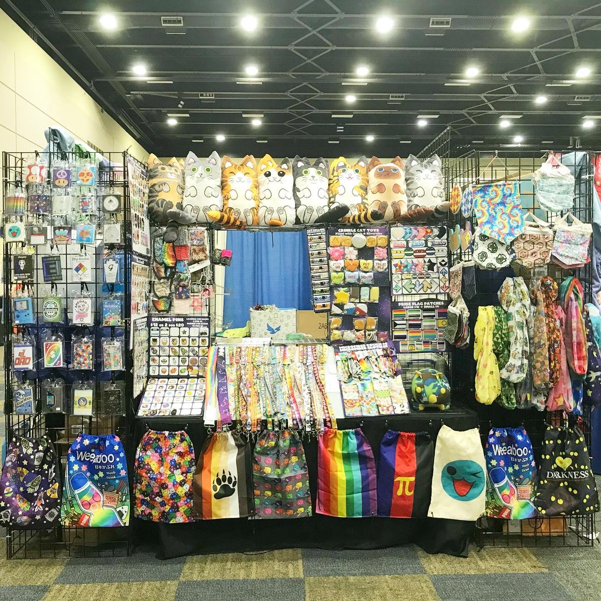 StudioKitsu's tweet photo. We’re here with @katizua at #zenkaikon with your convention essentials. Check out our beanies and hoodies to help keep you toasty on this cold rainy day!
#zenkaikon2023 #cosplay #anime #AnimeArt #gamer https://t.co/9RLIY7IXYX