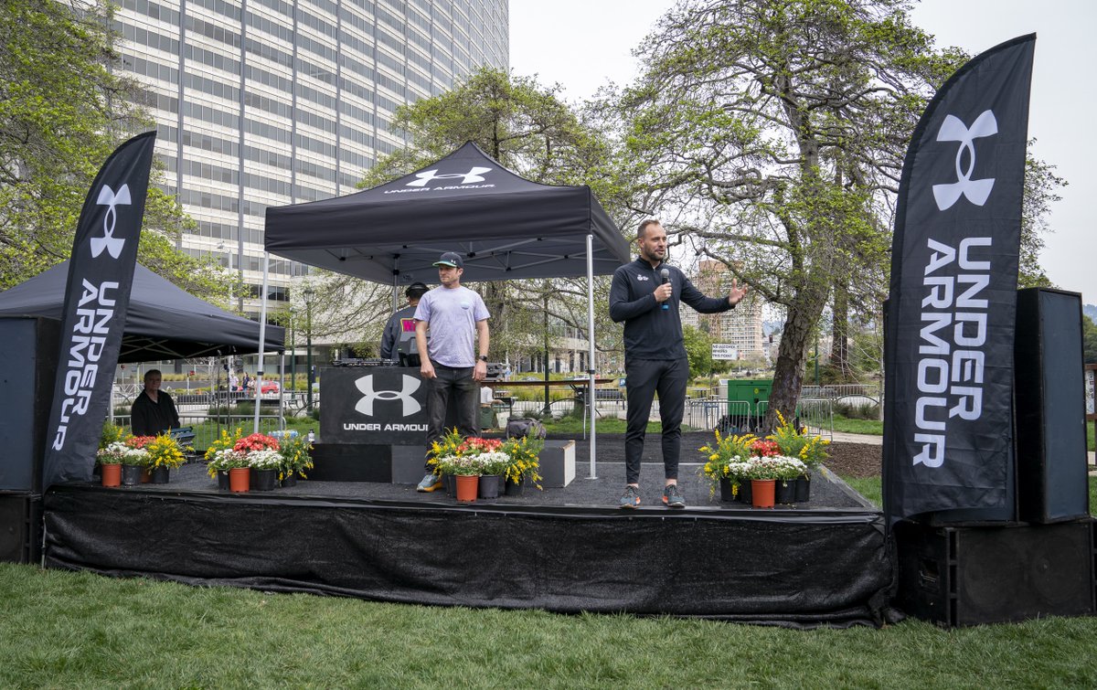eatlearnplay's tweet image. Congrats to all the kids who ran the @eatlearnplay Kids Fun Run at @runlocalevents @oaklandmarathon! To reach more #Oakland kids we covered the cost of entry for 300+ youth from our partner organizations. 

Thanks to our partners: @UnderArmour @kpthrive 

Photo credit: @LiPoChing