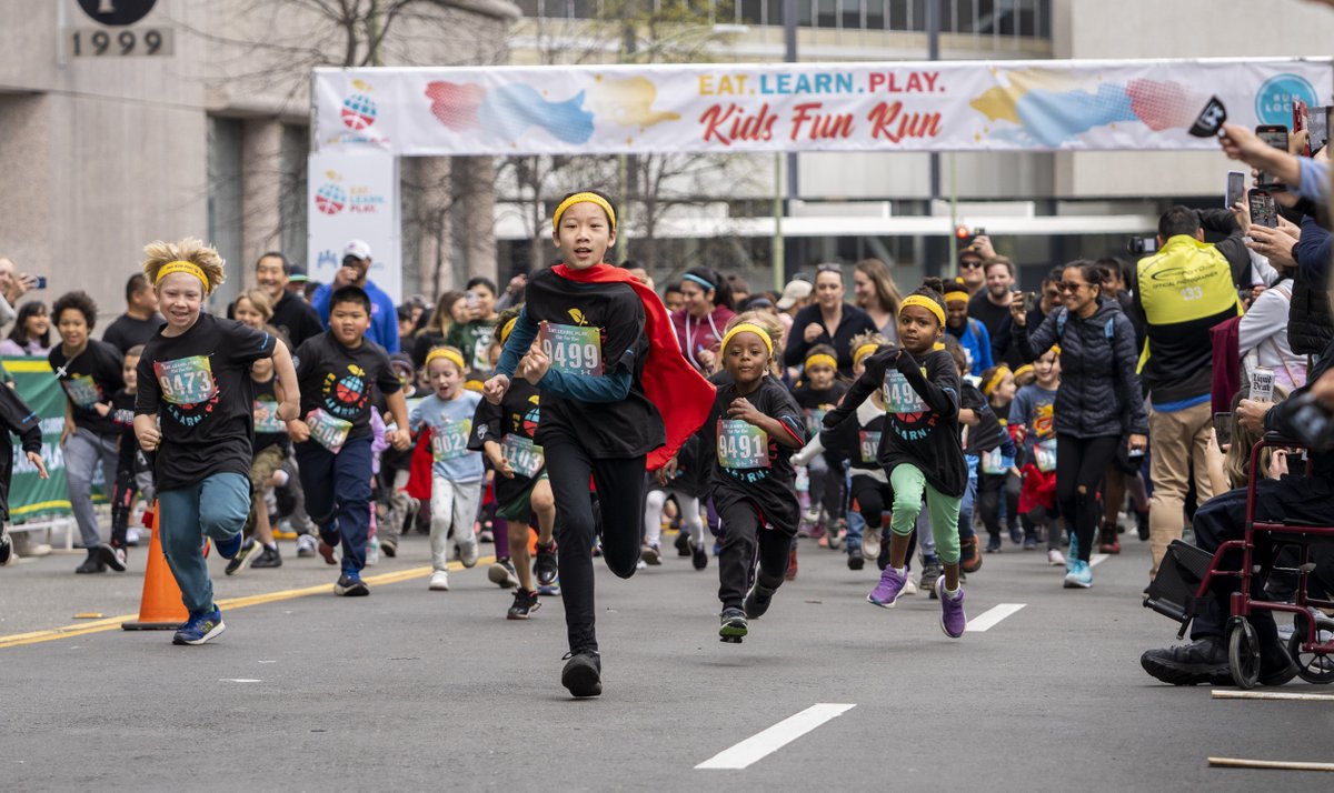 eatlearnplay's tweet image. Congrats to all the kids who ran the @eatlearnplay Kids Fun Run at @runlocalevents @oaklandmarathon! To reach more #Oakland kids we covered the cost of entry for 300+ youth from our partner organizations. 

Thanks to our partners: @UnderArmour @kpthrive 

Photo credit: @LiPoChing